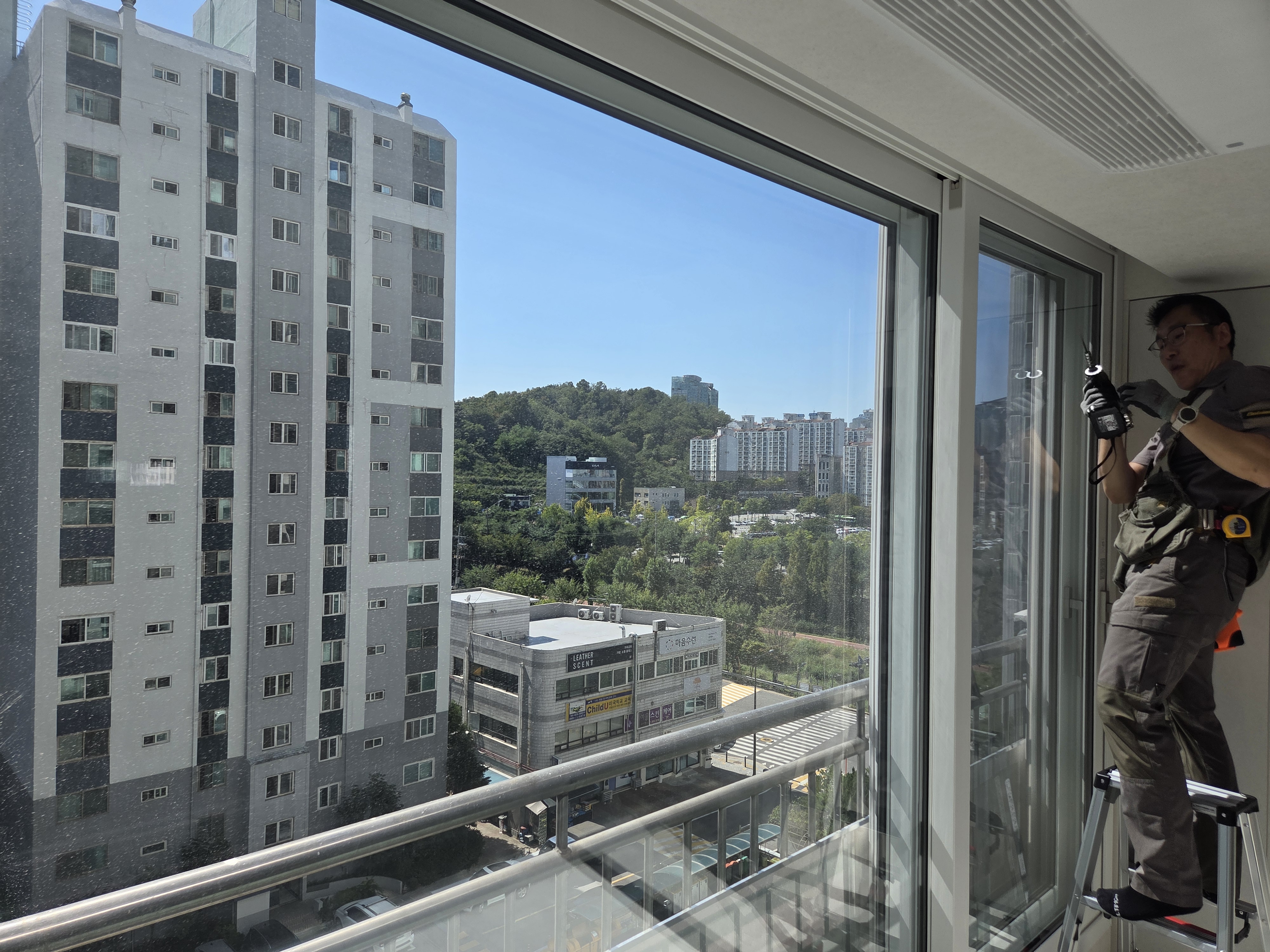 거실 큰 창 상단 레일 작업