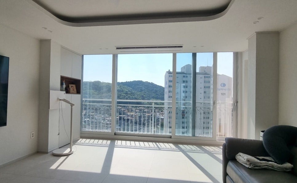 구로구 영풍마드레빌 아파트 시야가 트인 거실 창에 설치한 크림색 코튼 커튼